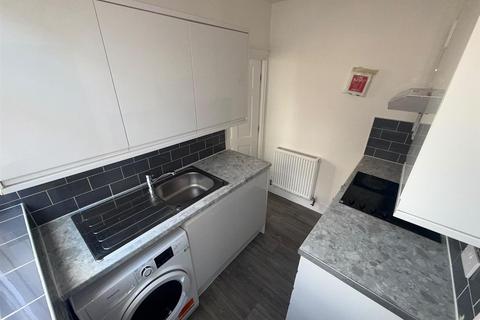 2 bedroom house to rent, Kenilworth Road, Ashford