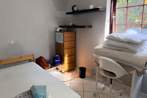 3 bedroom flat to rent, Flat 1, Custance House Provost Estate N1