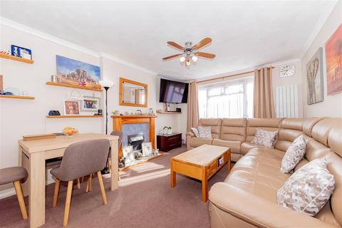 2 bedroom maisonette for sale, Giffard Drive, Farnborough GU14