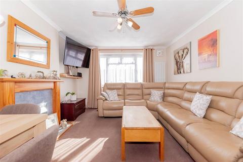 2 bedroom maisonette for sale, Giffard Drive, Farnborough GU14
