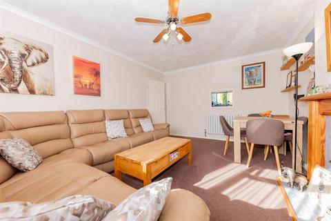 2 bedroom maisonette for sale, Giffard Drive, Farnborough GU14