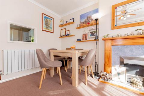 2 bedroom maisonette for sale, Giffard Drive, Farnborough GU14