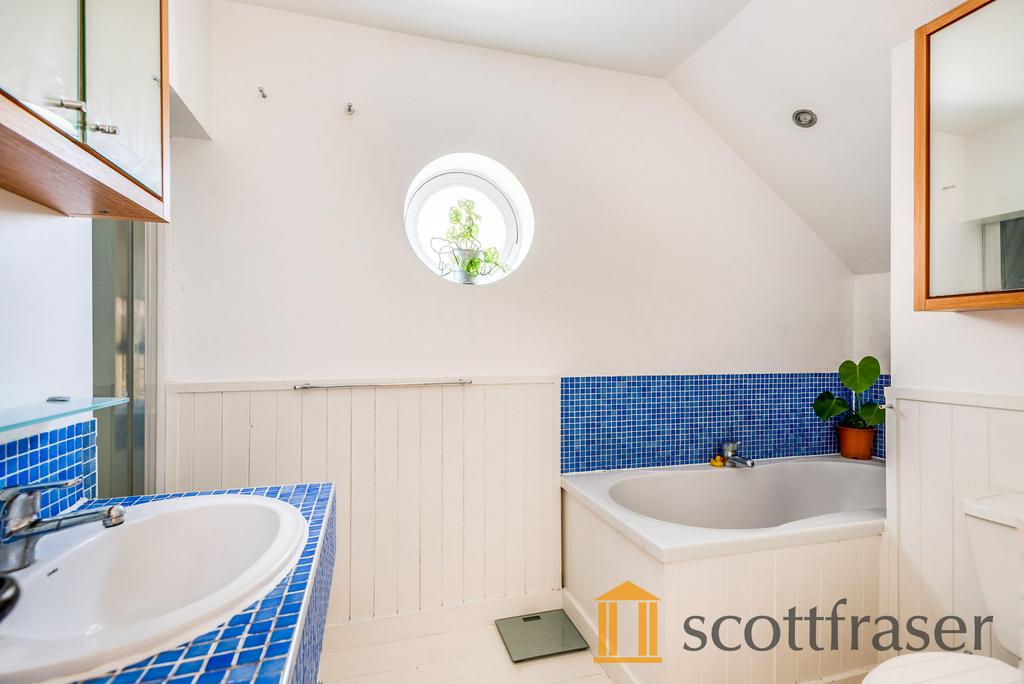 House in South Oxfordshire, Sandford-on-Thames - More