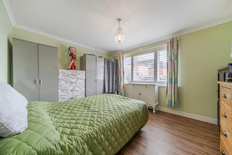 2 bedroom bungalow for sale, Colyers Lane, Erith