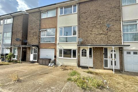 6 bedroom terraced house to rent, Prince Avenue, Westcliff-On-Sea