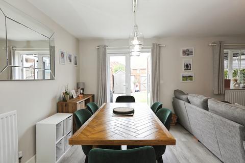3 bedroom semi-detached house for sale, Illett Way, Faygate, Horsham, West Sussex, RH12