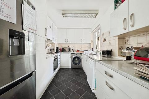 2 bedroom flat for sale, Stonegrove, Edgware, HA8
