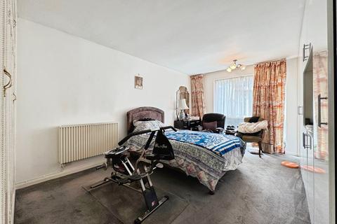 2 bedroom flat for sale, Stonegrove, Edgware, HA8