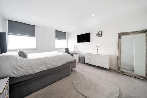 3 bedroom apartment for sale, High Street, Slough, Berkshire