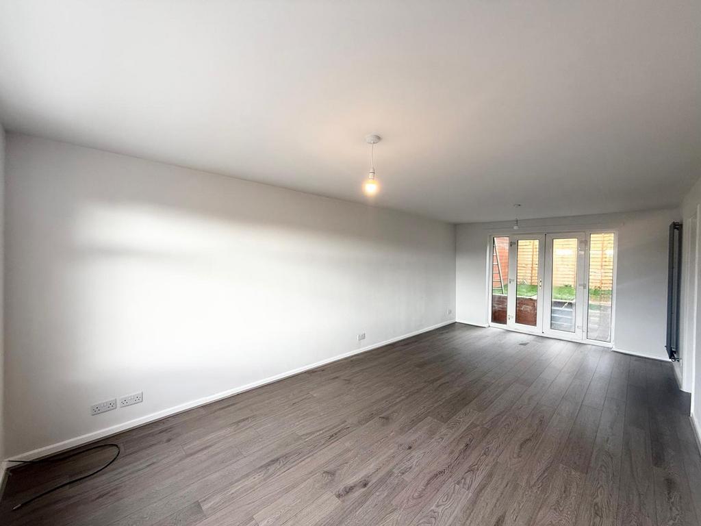 House in Leeds, Half Mile, Rodley - View 4