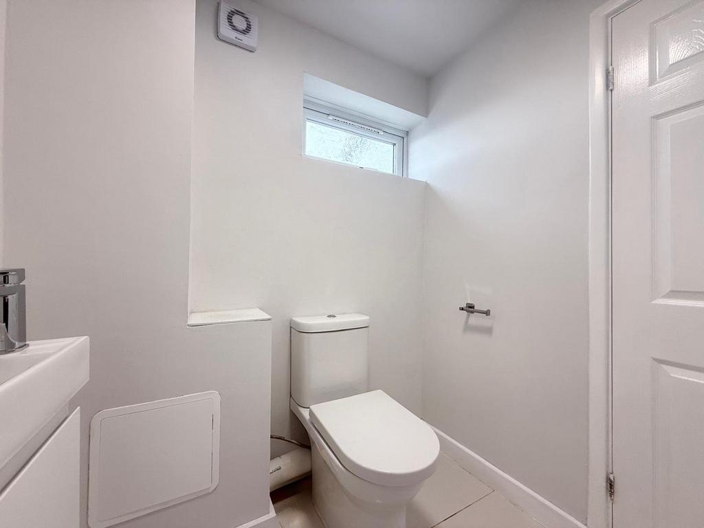 House in Leeds, Half Mile, Rodley - More