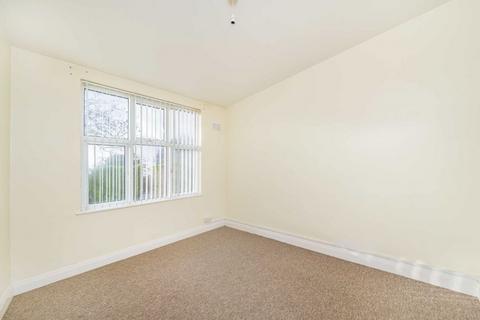 2 bedroom flat for sale, Upper Sunbury Road, Hampton TW12