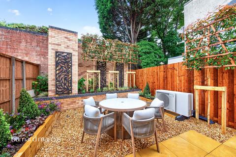 4 bedroom terraced house for sale, High Road, Finchley, London, N12