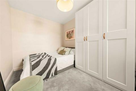 2 bedroom flat for sale, Leander Road, London SW2