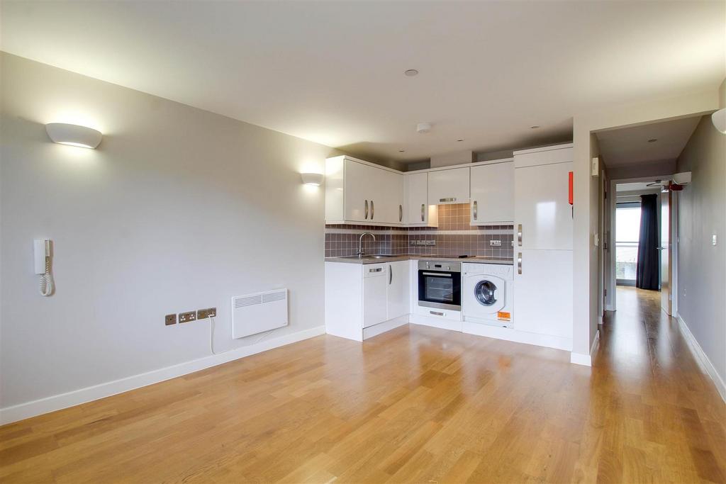 Apartment in Cambridge, Cambridgeshire - View 2