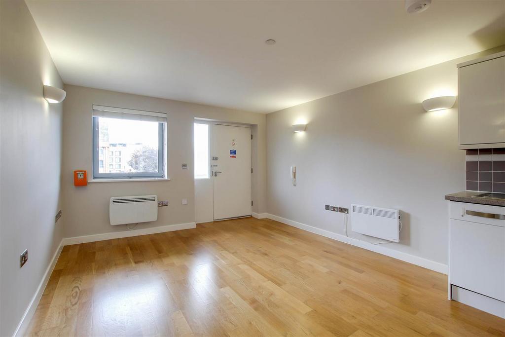 Apartment in Cambridge, Cambridgeshire - View 3