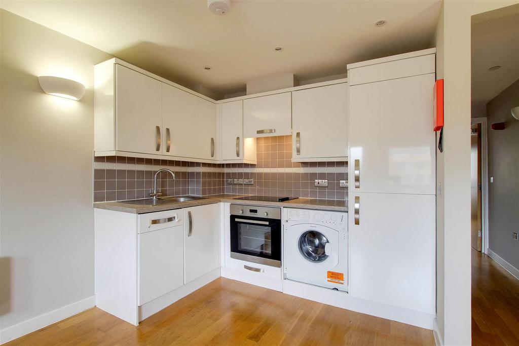 Apartment in Cambridge, Cambridgeshire - View 4