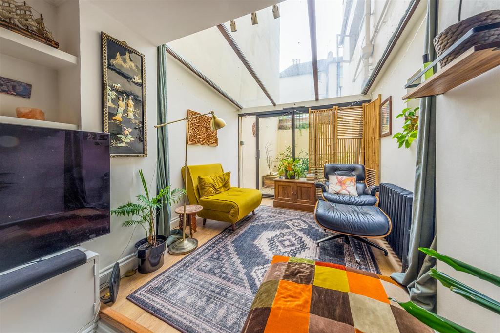 Apartment in Hove, Brunswick - View 5