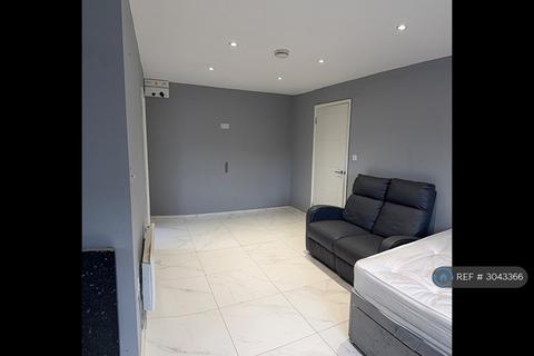 Studio to rent, Hindhead Close, Uxbridge, UB8