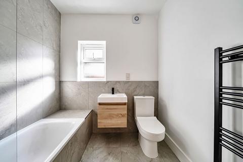 2 bedroom flat to rent, Regina Road, Southall, UB2