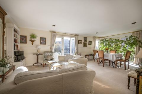 3 bedroom flat to rent, Warwick Drive London SW15