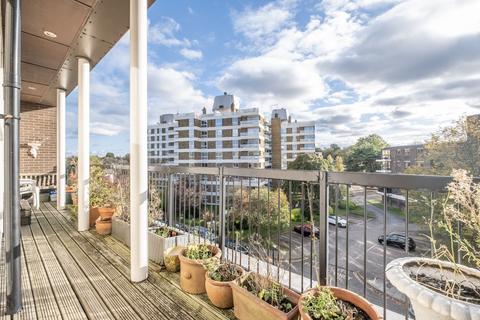 3 bedroom flat to rent, Warwick Drive London SW15