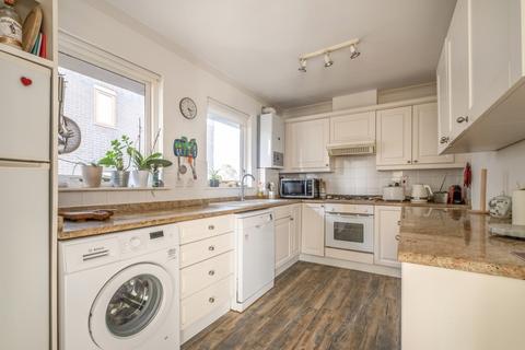 3 bedroom flat to rent, Warwick Drive London SW15