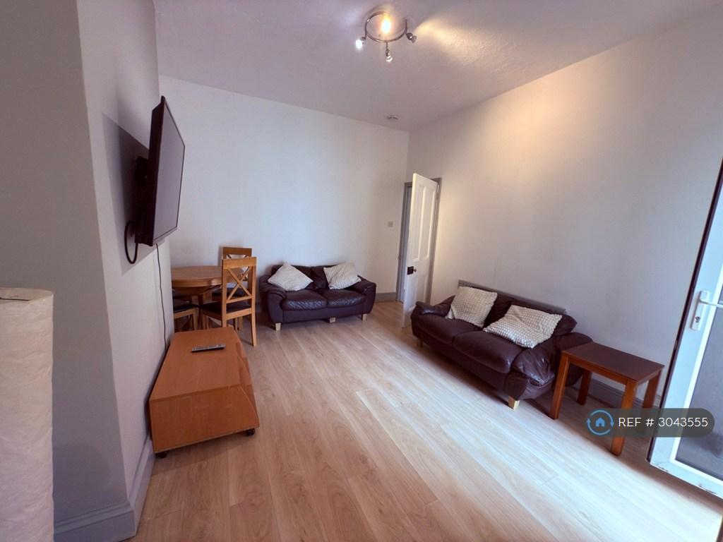 Apartment in Newcastle Upon Tyne - View 5