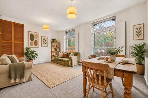 3 bedroom flat for sale, Southgate Road, London, N1