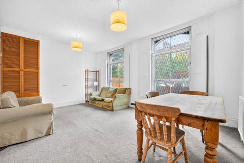 3 bedroom flat for sale, Southgate Road, London, N1