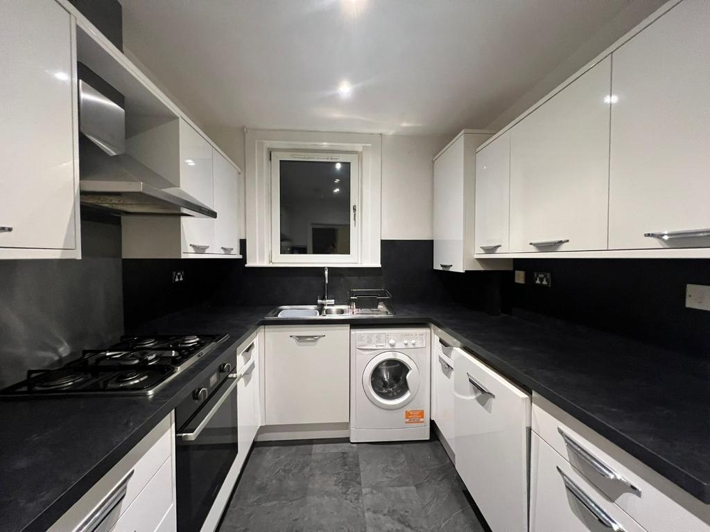 Apartment in Edinburgh, Parkhead - View 2