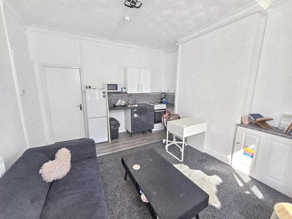 Apartment in Cardiff, Grangetown - View 3