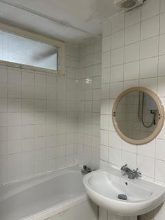 2 bedroom flat to rent, Dellow Close, ILFORD, IG2 7ED