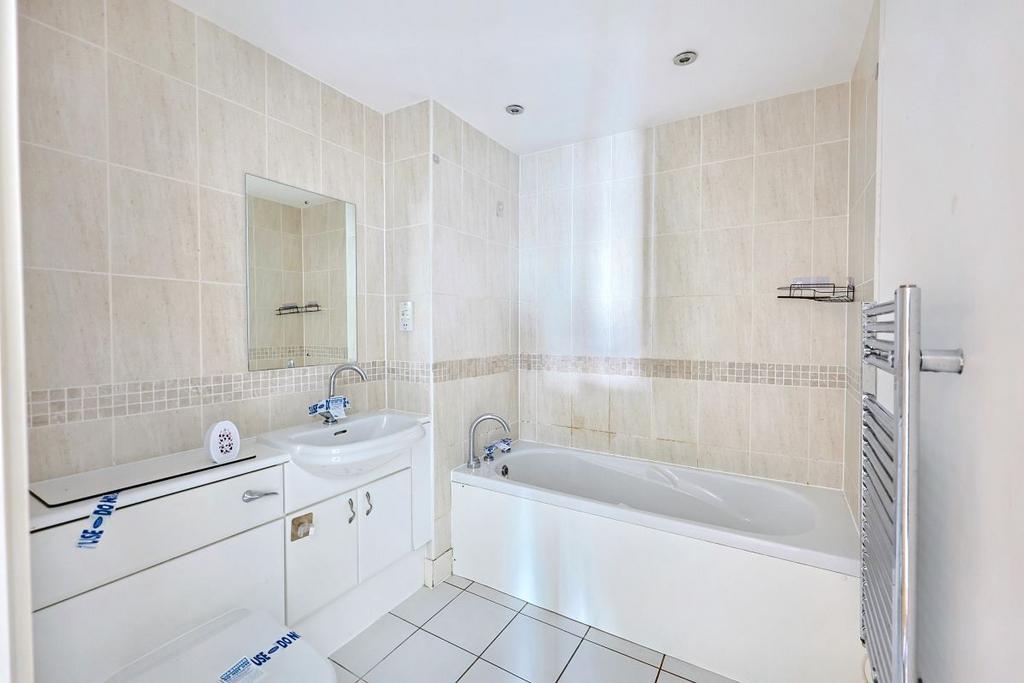 Apartment in Cardiff, Grangetown - View 5