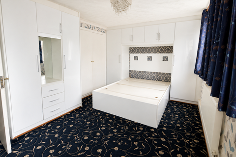 2 bedroom flat to rent, Parkfield Drive, Northolt