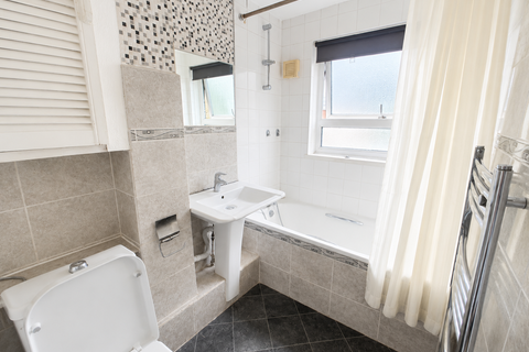 2 bedroom flat to rent, Parkfield Drive, Northolt