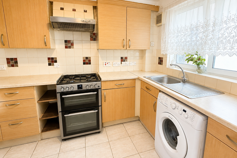 2 bedroom flat to rent, Parkfield Drive, Northolt