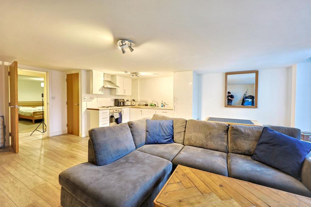 Apartment in Cardiff, The Laundry Quarter, Canton - View 3