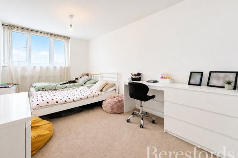 2 bedroom apartment for sale, Parkhill Close, Hornchurch, RM12