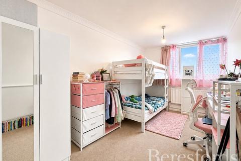 2 bedroom apartment for sale, Parkhill Close, Hornchurch, RM12