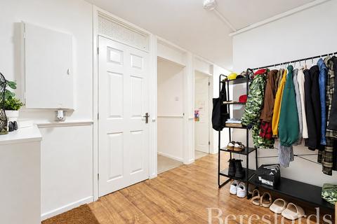2 bedroom apartment for sale, Parkhill Close, Hornchurch, RM12