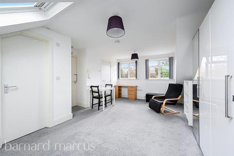Studio to rent, Great West Road, ISLEWORTH