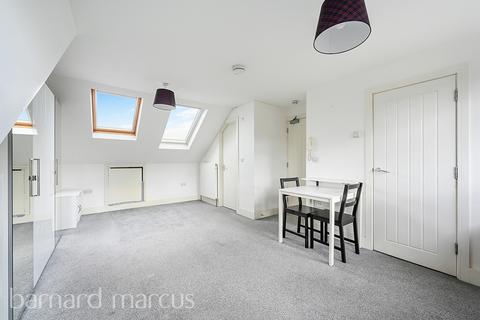 Studio to rent, Great West Road, ISLEWORTH