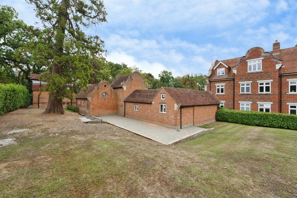 House in Harrow - More