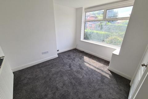 3 bedroom townhouse to rent, Springfield Road, Droylsden, Manchester