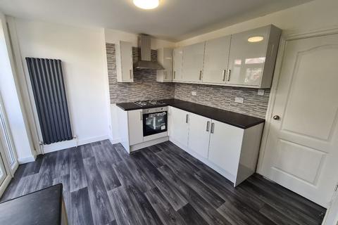 3 bedroom townhouse to rent, Springfield Road, Droylsden, Manchester