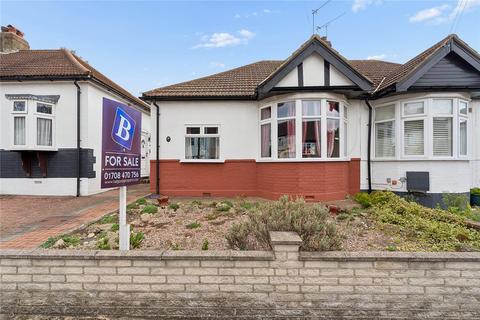 2 bedroom bungalow for sale, Brooklands Gardens, Hornchurch, RM11