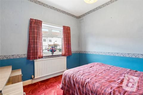 2 bedroom bungalow for sale, Brooklands Gardens, Hornchurch, RM11