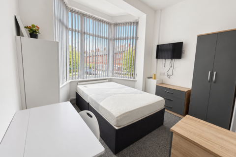 4 bedroom terraced house to rent, Gladstone Street, Stoke-on-Trent