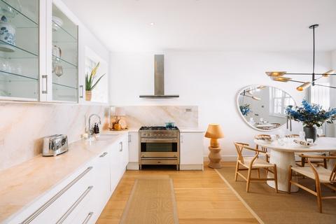 3 bedroom mews to rent, Frederick Close, London, W2